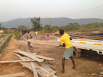 エニジェ中学校建設中